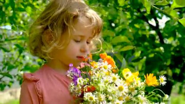 Bir çocukta çiçeklere alerji. Seçici odaklanma. Doğa.