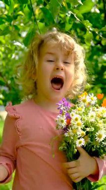 Bir çocukta çiçeklere alerji. Seçici odaklanma. Doğa.