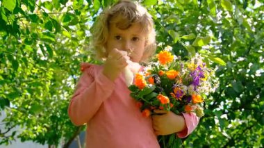 Bir çocukta çiçeklere alerji. Seçici odaklanma. Doğa.