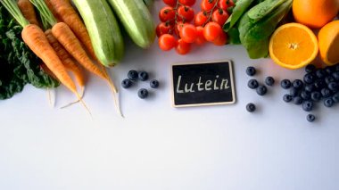 Güzel bir arka planda lutein içeren yiyecekler. Seçici odaklanma. Yiyecek..