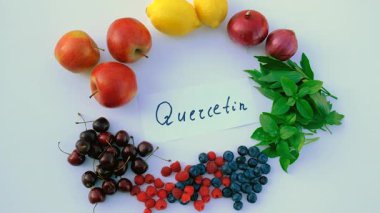 İçinde quercetin olan ürünler. Seçici odaklanma. Yiyecek..