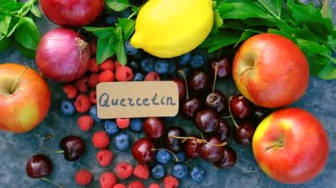 İçinde quercetin olan ürünler. Seçici odaklanma. Yiyecek..