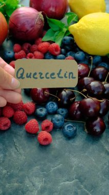 İçinde quercetin olan ürünler. Seçici odaklanma. Yiyecek..