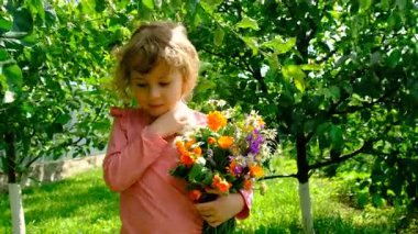 Bir çocukta çiçeklere alerji. Seçici odaklanma. Doğa.