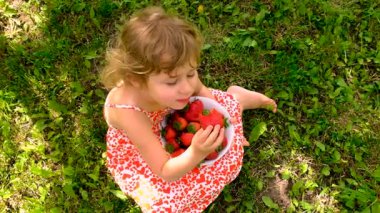 Bahçesinde çilek olan çocuk. Seçici odaklanma. Çocuk.