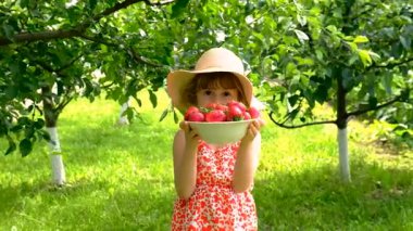 Bahçesinde çilek olan çocuk. Seçici odaklanma. Çocuk.