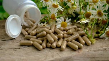 Alternatif tıp ve kozmetik ürünleri için papatya çayı. Seçici odaklanma. Doğa.