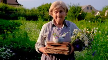 Şifalı otları olan bir kadın. Seçici odaklanma. Doğa.