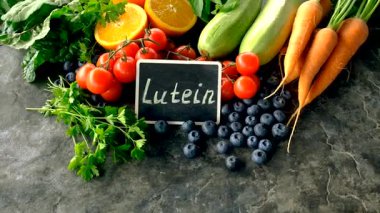 Güzel bir arka planda lutein içeren yiyecekler. Seçici odaklanma. Yiyecek..