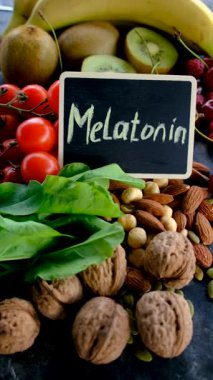 Güzel bir arka planda melatonin içeren yiyecekler. Seçici odaklanma. yiyecek.
