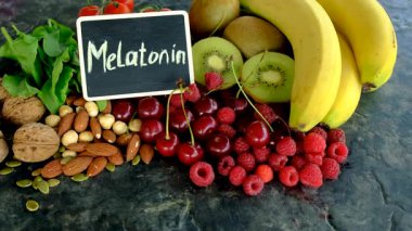 Güzel bir arka planda melatonin içeren yiyecekler. Seçici odaklanma. yiyecek.