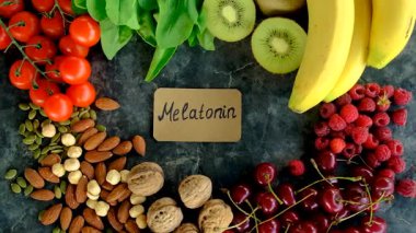 Güzel bir arka planda melatonin içeren yiyecekler. Seçici odaklanma. yiyecek.