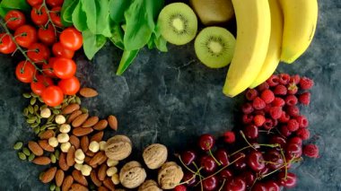 Güzel bir arka planda melatonin içeren yiyecekler. Seçici odaklanma. yiyecek.