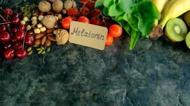 Güzel bir arka planda melatonin içeren yiyecekler. Seçici odaklanma. yiyecek.