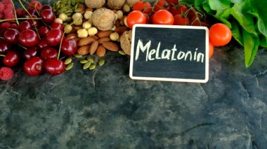 Güzel bir arka planda melatonin içeren yiyecekler. Seçici odaklanma. yiyecek.