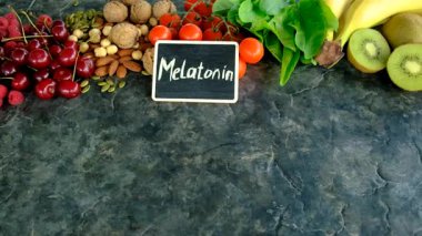 Güzel bir arka planda melatonin içeren yiyecekler. Seçici odaklanma. yiyecek.