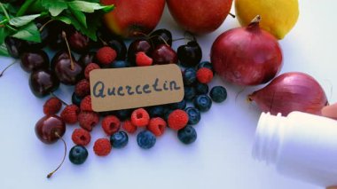 İçinde quercetin olan ürünler. Seçici odaklanma. Yiyecek..