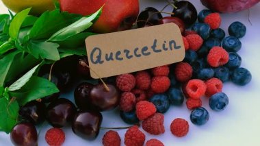 İçinde quercetin olan ürünler. Seçici odaklanma. Yiyecek..