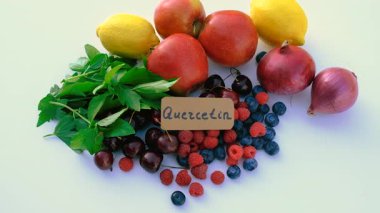 İçinde quercetin olan ürünler. Seçici odaklanma. Yiyecek..