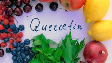 İçinde quercetin olan ürünler. Seçici odaklanma. Yiyecek..