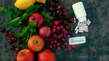 İçinde quercetin olan ürünler. Seçici odaklanma. Yiyecek..