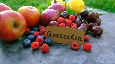 İçinde quercetin olan ürünler. Seçici odaklanma. Yiyecek..