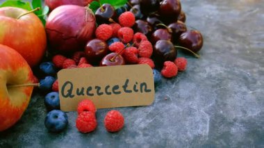 İçinde quercetin olan ürünler. Seçici odaklanma. Yiyecek..