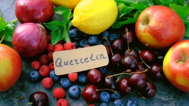 İçinde quercetin olan ürünler. Seçici odaklanma. Yiyecek..