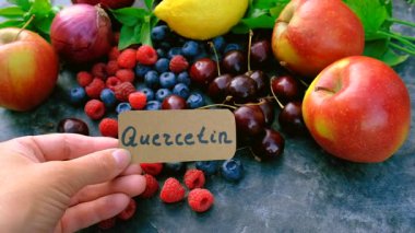İçinde quercetin olan ürünler. Seçici odaklanma. Yiyecek..