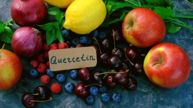 İçinde quercetin olan ürünler. Seçici odaklanma. Yiyecek..