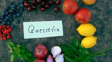 İçinde quercetin olan ürünler. Seçici odaklanma. Yiyecek..