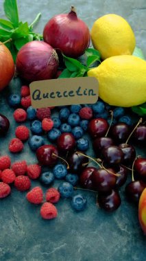 İçinde quercetin olan ürünler. Seçici odaklanma. Yiyecek..
