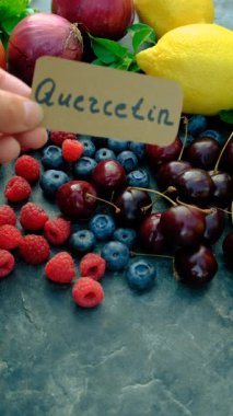 İçinde quercetin olan ürünler. Seçici odaklanma. Yiyecek..