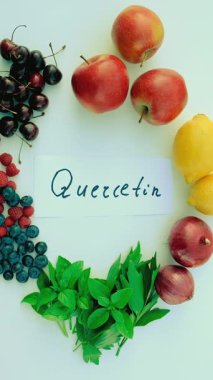 İçinde quercetin olan ürünler. Seçici odaklanma. Yiyecek..