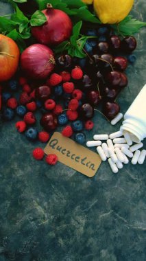 İçinde quercetin olan ürünler. Seçici odaklanma. Yiyecek..