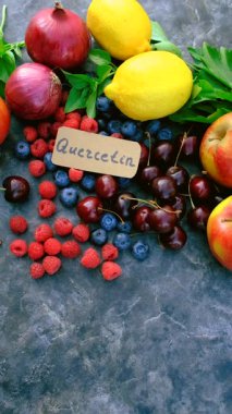 İçinde quercetin olan ürünler. Seçici odaklanma. Yiyecek..