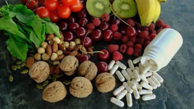 Güzel bir arka planda melatonin içeren yiyecekler. Seçici odaklanma. yiyecek.