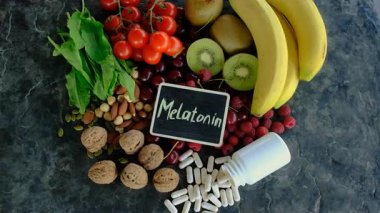 Güzel bir arka planda melatonin içeren yiyecekler. Seçici odaklanma. yiyecek.