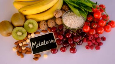 Güzel bir arka planda melatonin içeren yiyecekler. Seçici odaklanma. yiyecek.