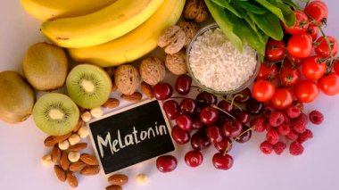 Güzel bir arka planda melatonin içeren yiyecekler. Seçici odaklanma. yiyecek.