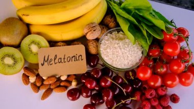 Güzel bir arka planda melatonin içeren yiyecekler. Seçici odaklanma. yiyecek.