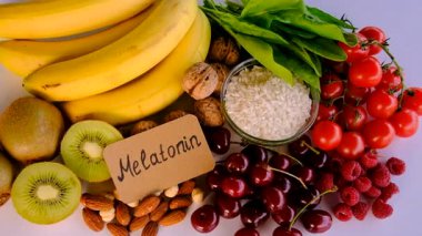 Güzel bir arka planda melatonin içeren yiyecekler. Seçici odaklanma. yiyecek.