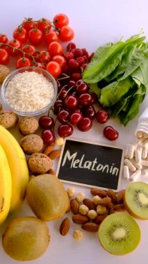 Güzel bir arka planda melatonin içeren yiyecekler. Seçici odaklanma. yiyecek.