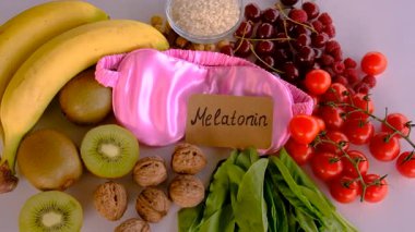 Güzel bir arka planda melatonin içeren yiyecekler. Seçici odaklanma. yiyecek.