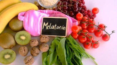 Güzel bir arka planda melatonin içeren yiyecekler. Seçici odaklanma. yiyecek.