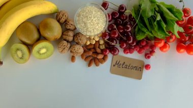 Güzel bir arka planda melatonin içeren yiyecekler. Seçici odaklanma. yiyecek.