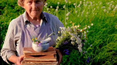 Şifalı otları olan bir kadın. Seçici odaklanma. Doğa.