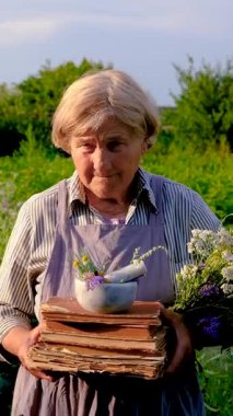 Şifalı otları olan bir kadın. Seçici odaklanma. Doğa.