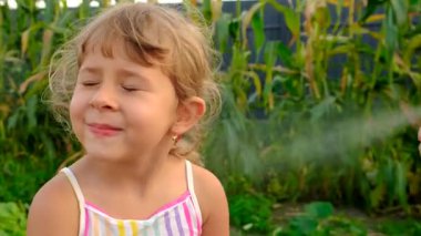 Sivrisinek kovucu spreyleyen çocuk. Seçici odaklanma. çocuk.