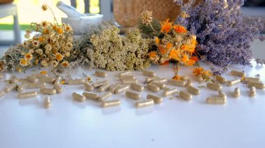 Kurutulmuş şifalı bitkiler ve çiçekler. Seçici odaklanma. Doğa.